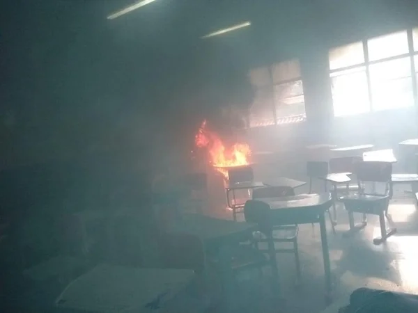 Aluno coloca fogo em prova e quase incendeia escola municipal no RJ