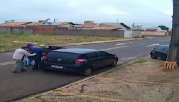 Vídeo: câmera flagrou dupla sequestrando vendedor em Campo Grande (MS)