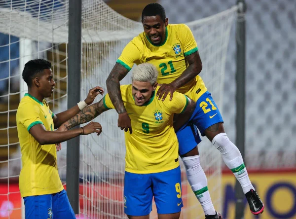 Com golaços, Brasil vence Sérvia no último teste antes das Olimpíadas