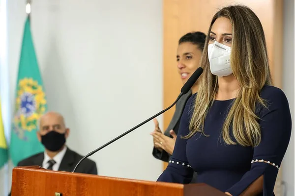 Bolsonaro convoca general Ramos e Flávia Arruda para grupo da OCDE