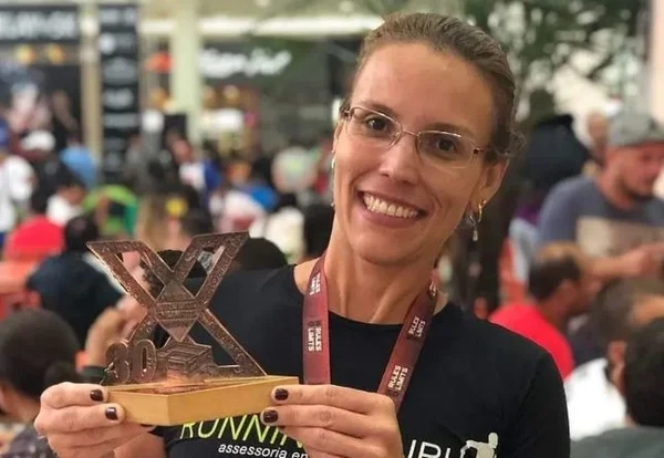 Elaine corria com o marido numa avenida de Bauru quando parou para descansar e encostou em alambrado