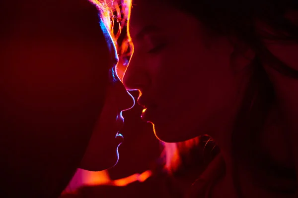 imagem colorida de duas mulheres chase se beijando na pauta sobre estilos sexuais