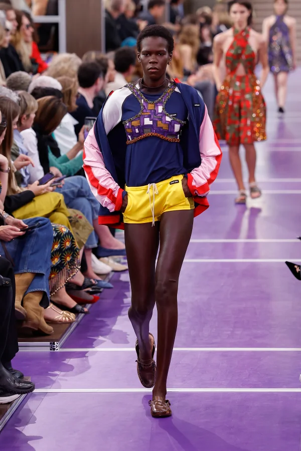 Miu Miu revela tênis como protagonista da alfaiataria no Paris Fashion Week - destaque galeria Miu Miu revela tênis como protagonista da alfaiataria no Paris Fashion Week - destaque galeria