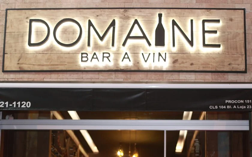 Fachada do Domaine, que funciona como uma mistura de adega e wine bar Fachada do Domaine, que funciona como uma mistura de adega e wine bar