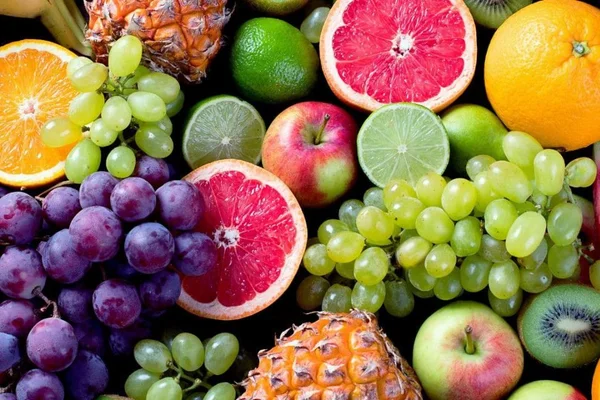 Varias frutas coloridas omo uva, laraja, maça - Metrópoles