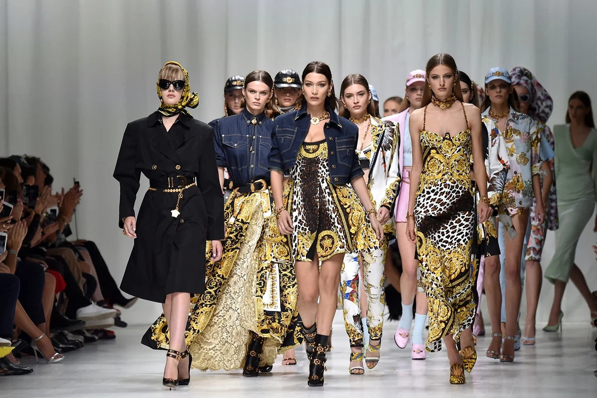 Bella Hadid desfila na passarela durante o desfile da Versace na Semana de Moda de Milão Primavera/Verão 2018, Bella Hadid desfila na passarela durante o desfile da Versace na Semana de Moda de Milão Primavera/Verão 2018,