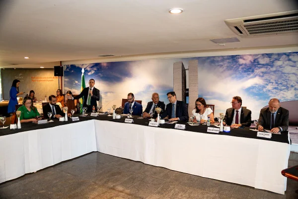 Fotografia colorida de parlamentares debatendo sentados em mesa durante evento-Metrópoles