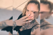 Diaba Loira fazendo o símbolo do TCP Diaba Loira fazendo o símbolo do TCP