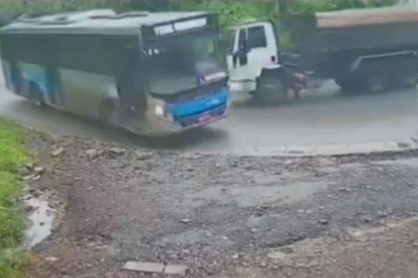 Imagem mostra acidente entre ônibus e caminhão na zona sul de SP. Metrópoles