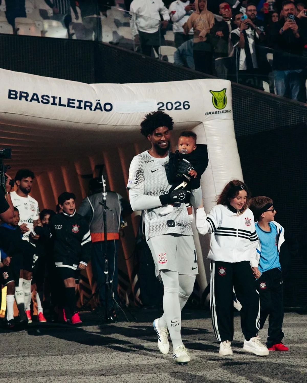 Thiaguinho agradece Hugo, do Corinthians, por entrar com seu filho em campo - imagem 1 Thiaguinho agradece Hugo, do Corinthians, por entrar com seu filho em campo - imagem 1