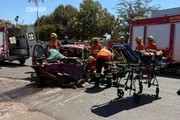 Mulher e criança são socorridas após carro bater em caminhão na DF-230 - imagem 2 Mulher e criança são socorridas após carro bater em caminhão na DF-230 - imagem 2