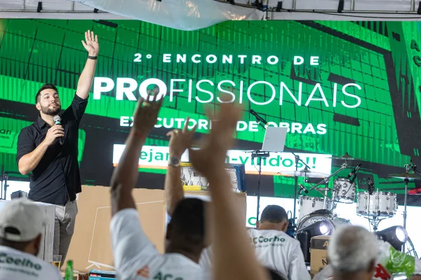 Imagem colorida mostra evento de Profissionais Executores de Obras AC Coelho - Metrópoles