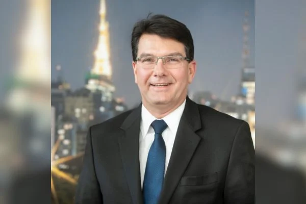 Imagem colorida mostra Max Xavier Lins, presidente da Enel São Paulo, um homem branco, com cabelos castanho escuros curtos, usando óculos de grau, terno preto, camisa branca e gravata azul escura - Metrópoles