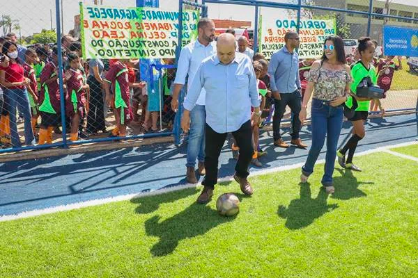 Fotografia colorida de campo de futebol