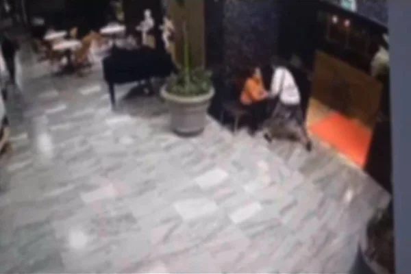 Adolescente rouba celular da mão d emulher em hotel na Asa Sul