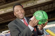 Pelé autografa uma bola Pelé autografa uma bola