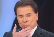Além disso, durante os anos como apresentador, Silvio foi acusado de racismo, gordofobia, machismo e precisou pagar indenização por constranger uma criança durante um programa, entre outras coisas. O dono do SBT também é conhecido por falas polêmicas Além disso, durante os anos como apresentador, Silvio foi acusado de racismo, gordofobia, machismo e precisou pagar indenização por constranger uma criança durante um programa, entre outras coisas. O dono do SBT também é conhecido por falas polêmicas