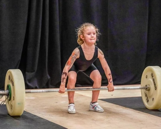 Menina de 7 anos levanta barra de 80kg e gera debate: “Pode levar a lesões”