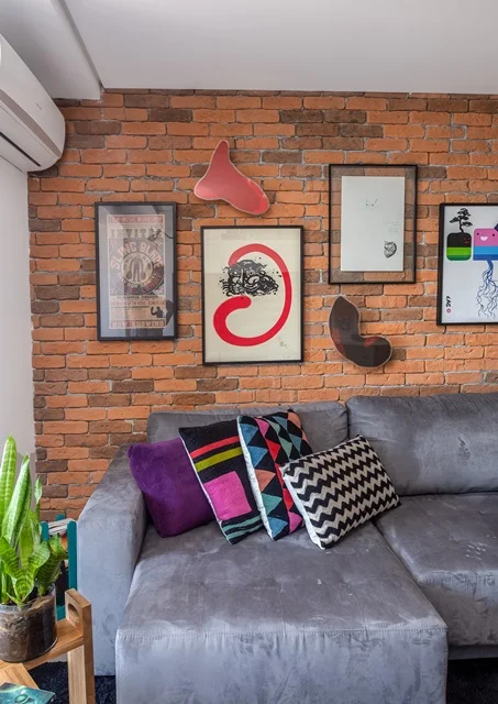 Os toques de cor aparecem nas almofadas e nas obras de arte Os toques de cor aparecem nas almofadas e nas obras de arte
