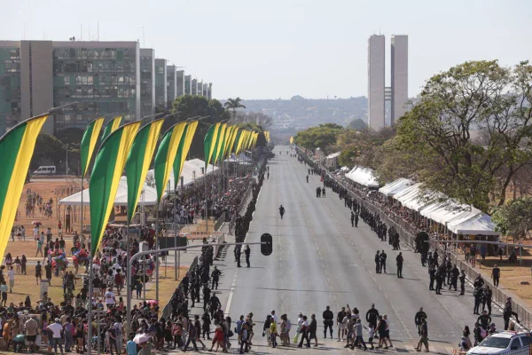 Brasília - Desfile cívico-militar de 7 de Setembro, que celebra a Independência do Brasil com a presença de autoridades, tropas e população na Esplanada dos Ministérios - METRÓPOLES