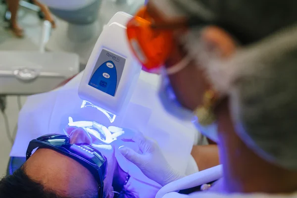 Sorriso bonito não é apenas questão estética. Também aumenta muito a autoestima