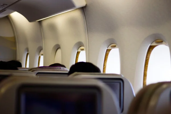 Foto colorida da parte de dentro de um avião - Metrópoles