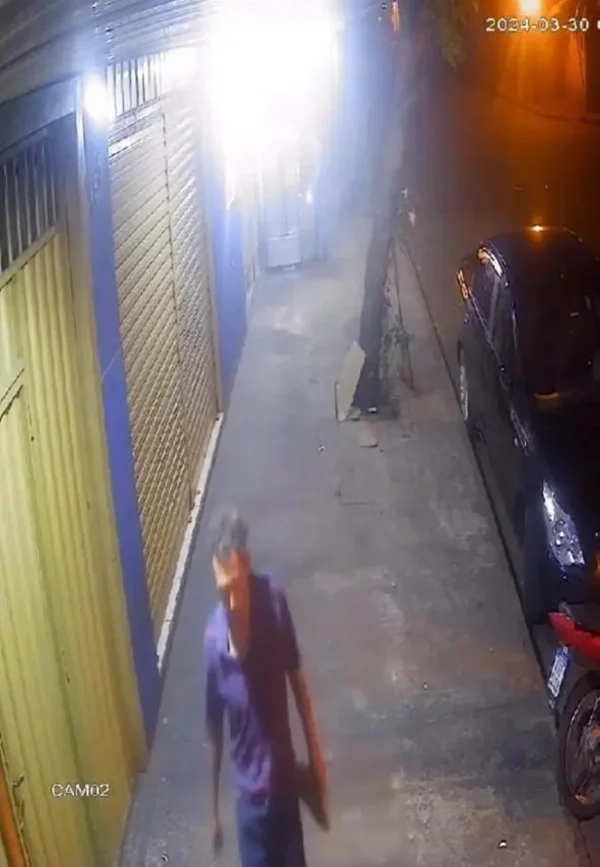 Imagem colorida de câmera de segurança que mostra suspeito de ter agredido e estuprado idosa