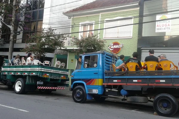 Clientes de bar usam caminhões para driblar proibição da prefeitura