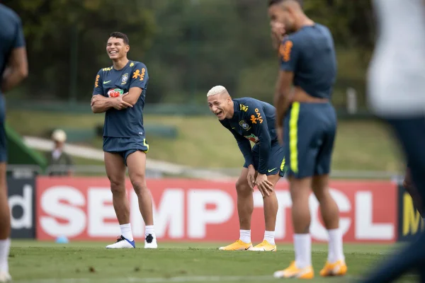 Thiago Silva sorri em treino da Seleção