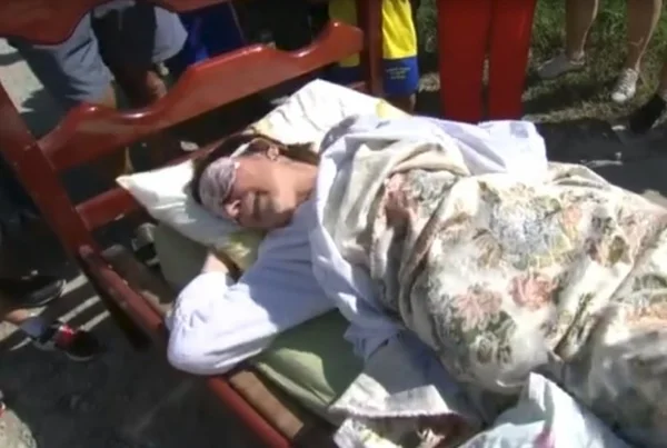 Repórter da Globo, Susana Naspolini dorme no meio da rua no RJ