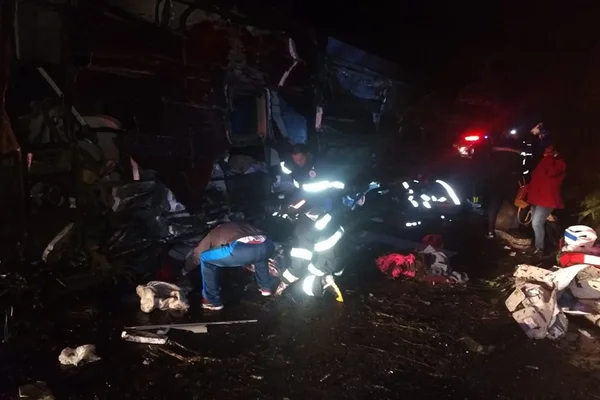 Corpos de vítimas de acidente com ônibus são sepultados em SP