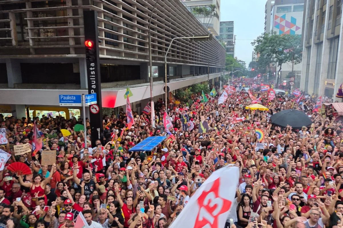 Rua Augusta lotada na esquina com a Avenida Paulista em ato final da campanha de Lula Rua Augusta lotada na esquina com a Avenida Paulista em ato final da campanha de Lula