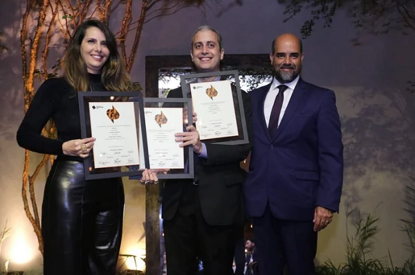 Metrópoles recebe troféu do Prêmio IREE de Jornalismo 2021