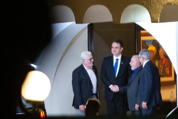 Foto colorida de encontro entre Lula e Pacheco
