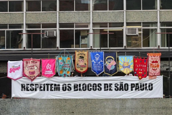 O protesto destacou a dificuldade financeira sofrida por dezenas de blocos tradicionais da cidade, como Baixo Augusta, Casa Comigo e outros - Metrópoles