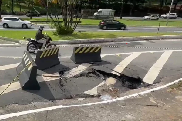 Foto colorida de avenida com parte quebrada - Metrópoles