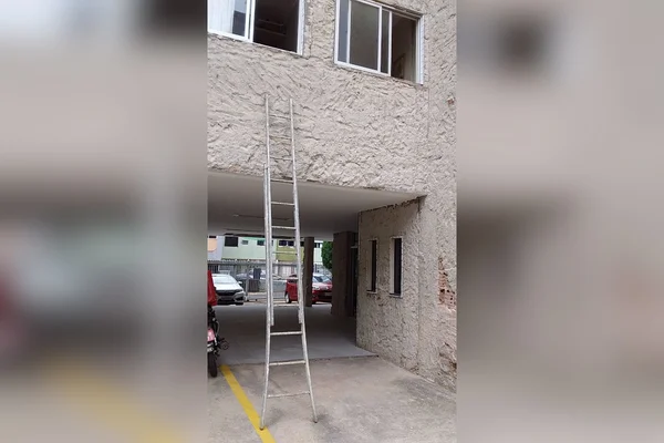 escada em estacionamento