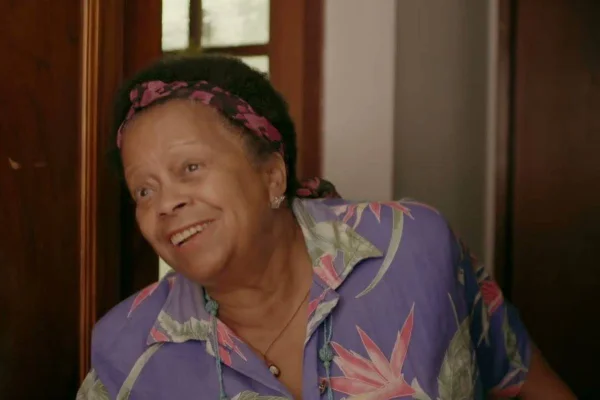 foto colorida de mulher negra sorrindo - metrópoles