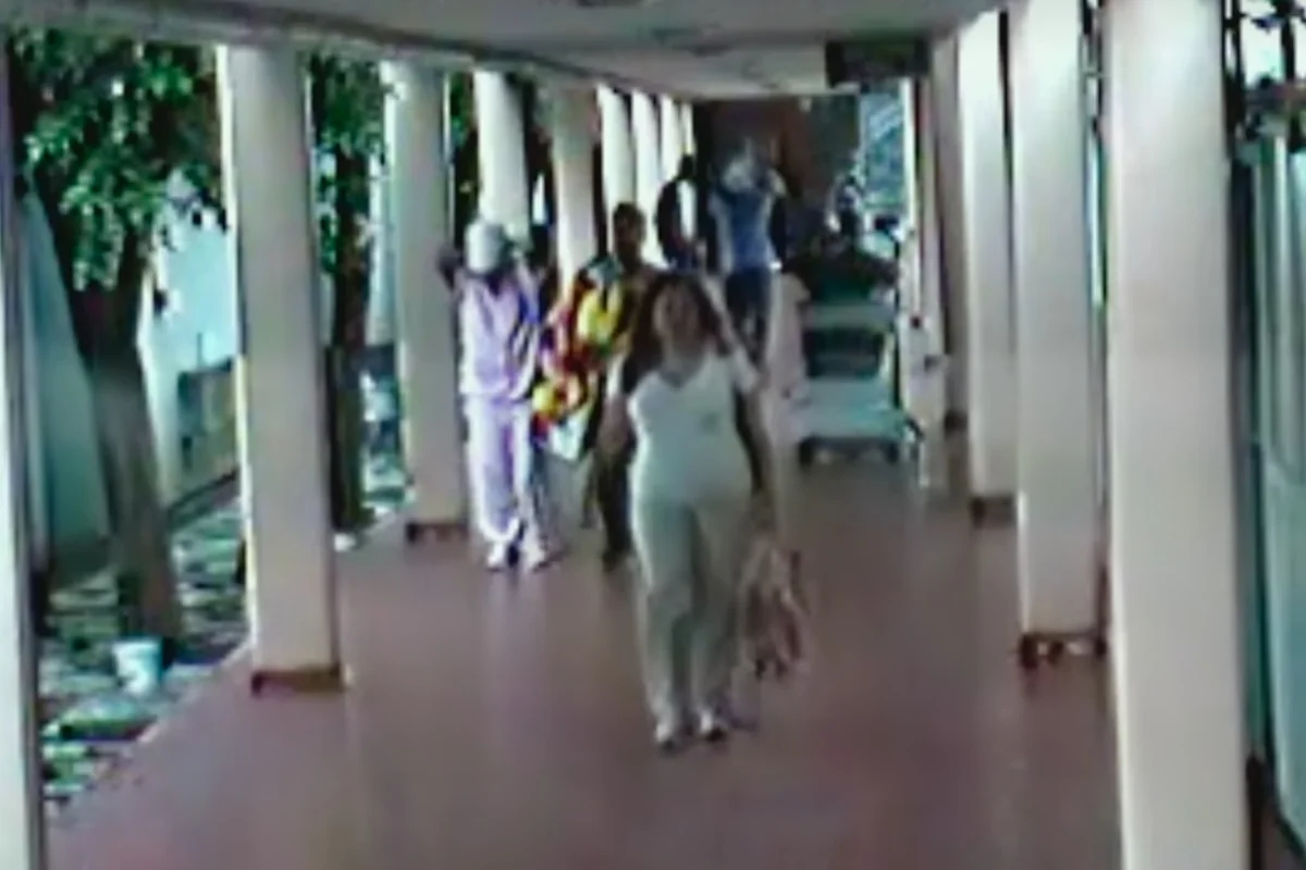Momento em que Eleonor deixa o hospital com a criança na sacola de presente Momento em que Eleonor deixa o hospital com a criança na sacola de presente