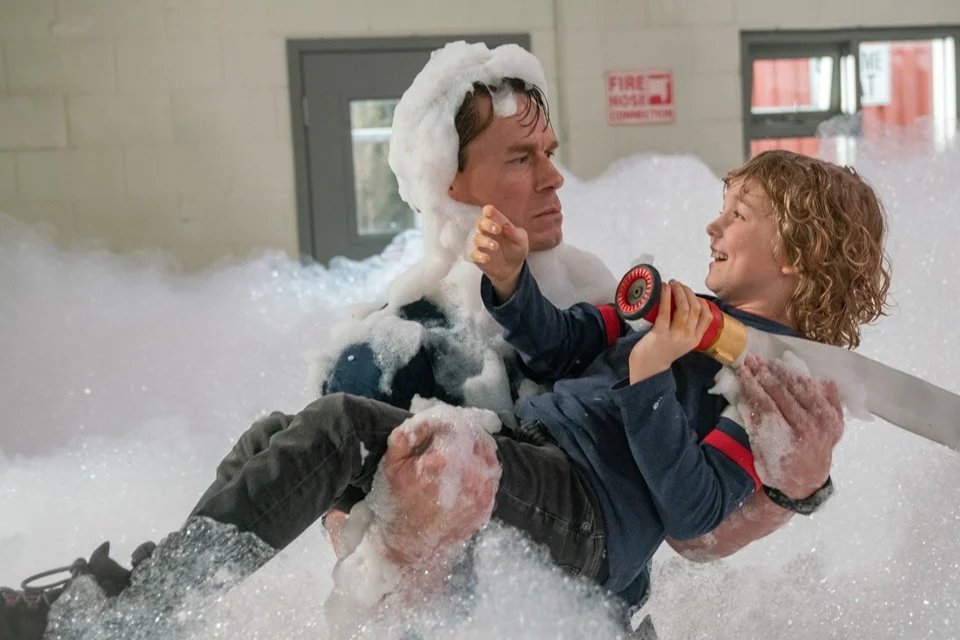 <b>Brincando com Fogo</b>. Jake Carson (John Cena) é um bombeiro extremamente dedicado e rigoroso, que não aceita que algo ocorra fora das regras impostas pela corporação. Ao resgatarem as crianças Bryan (Brianna Hildebrand), Zoey (Finley Rose Slater) e Will (Christian Convery), Jake e seus companheiros de trabalho enfrentam um enorme desafio: como não conseguem localizar os pais do trio, precisam eles mesmos cuidar das crianças, mesmo sem ter o menor cacoete para a função <b>Brincando com Fogo</b>. Jake Carson (John Cena) é um bombeiro extremamente dedicado e rigoroso, que não aceita que algo ocorra fora das regras impostas pela corporação. Ao resgatarem as crianças Bryan (Brianna Hildebrand), Zoey (Finley Rose Slater) e Will (Christian Convery), Jake e seus companheiros de trabalho enfrentam um enorme desafio: como não conseguem localizar os pais do trio, precisam eles mesmos cuidar das crianças, mesmo sem ter o menor cacoete para a função