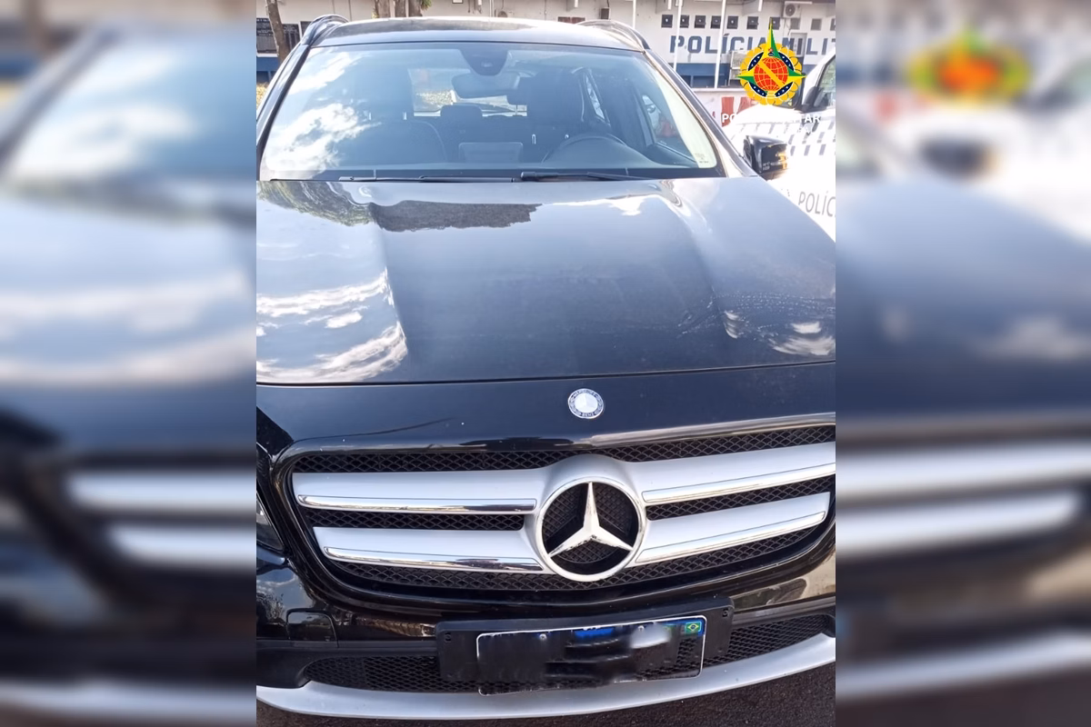 Carro de luxo é apreendido com 64 multas e R$ 54 mil em débitos no DF 1 Mercedes com multas