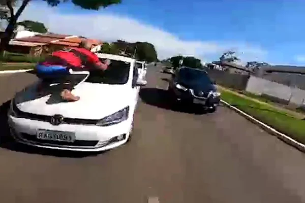 Vídeo: homem salta sobre carros ao tentar fugir da PM em abordagem no DF