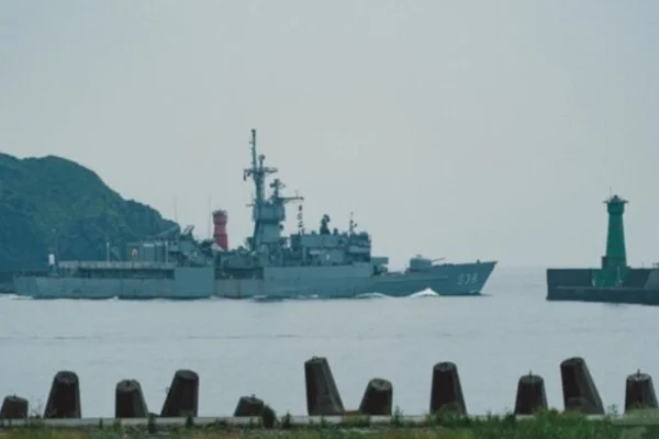 Imagem colorida mostra navio de guerra de Taiwan - Metrópoles