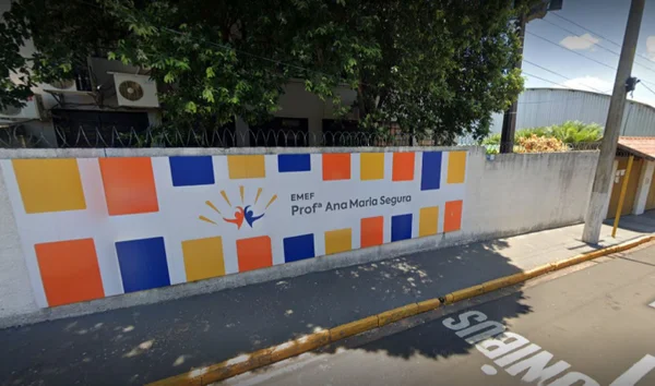 Imagem de muro branco com quadrados coloridos em laranja, amarelo e azul - Metrópoles