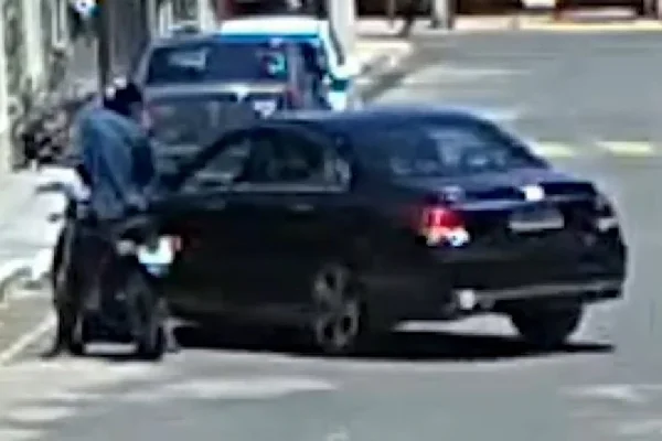 Vídeo mostra ladrão roubando relógios de luxo de moradores do Lago Sul