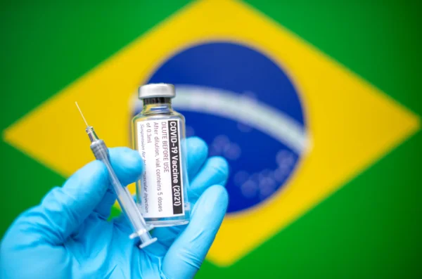 bandeira do brasil e vacina