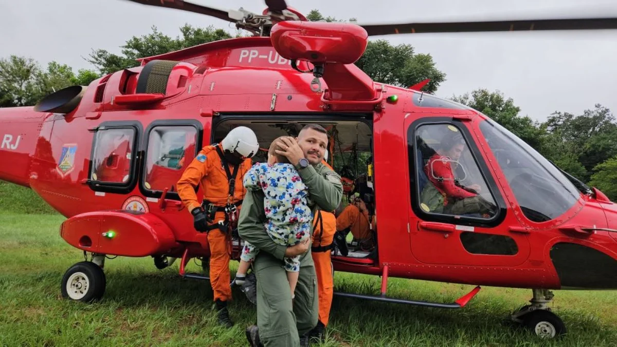 Helicóptero do Corpo de Bombeiros do RJ será usado no resgate a vítimas das enchentes no RS Helicóptero do Corpo de Bombeiros do RJ será usado no resgate a vítimas das enchentes no RS