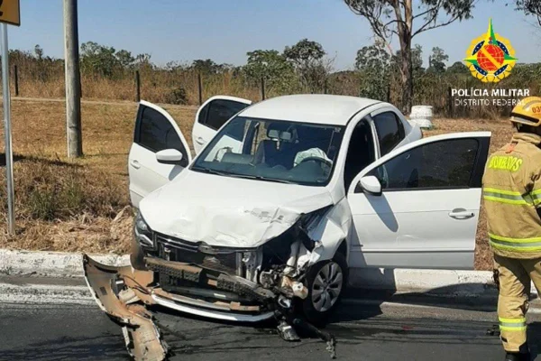 Ladrão rouba carro, é perseguido por vítima e causa acidente no DF