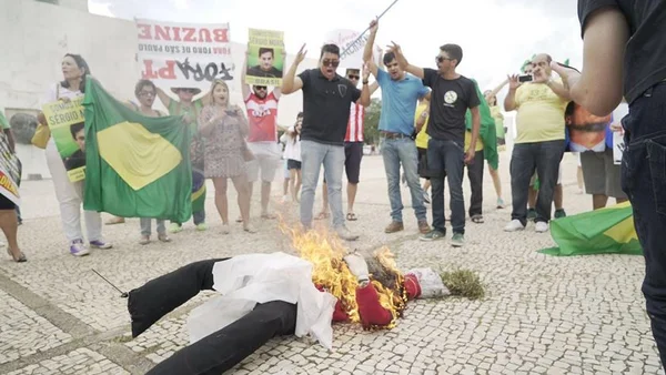Malhação de Judas. Manifestantes queimam bonecos de Lula e Dilma