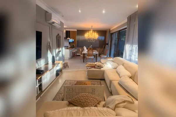 Foto colorida de interior de imóvel ligado a investigador preso por suspeita de corrupção.